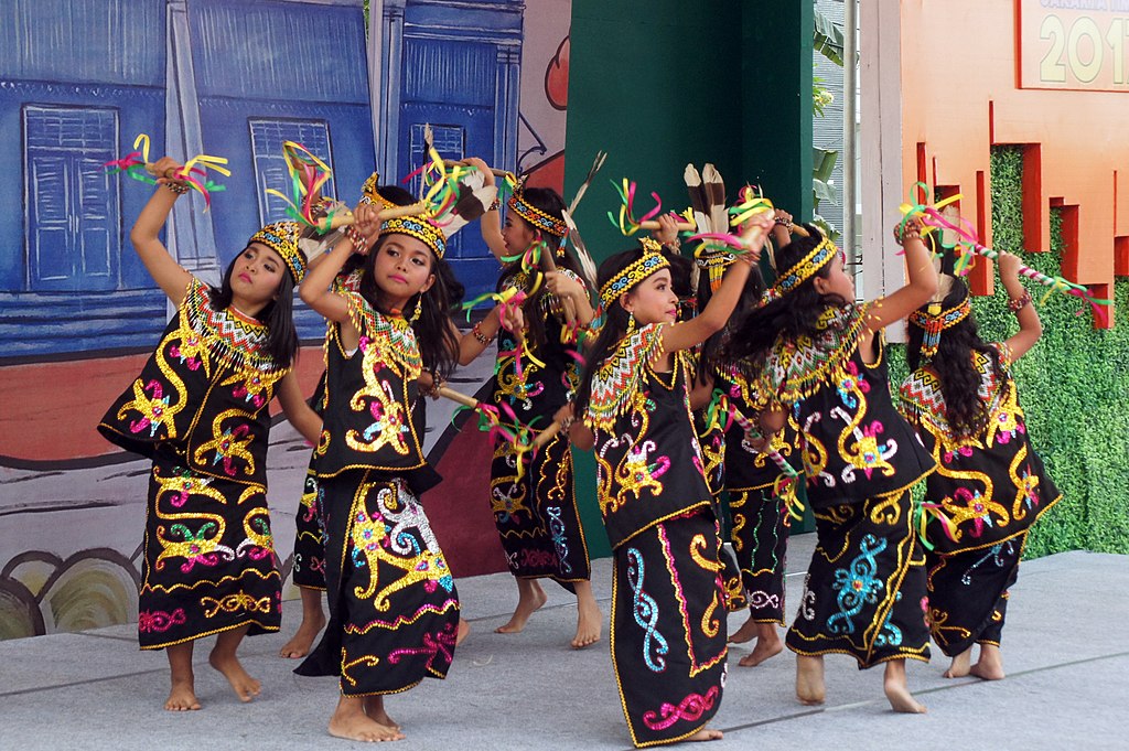 Belajar Filosofi Tari Gantar di Kalimantan Timur: Gerak dan Nilai Hidup Suku Dayak